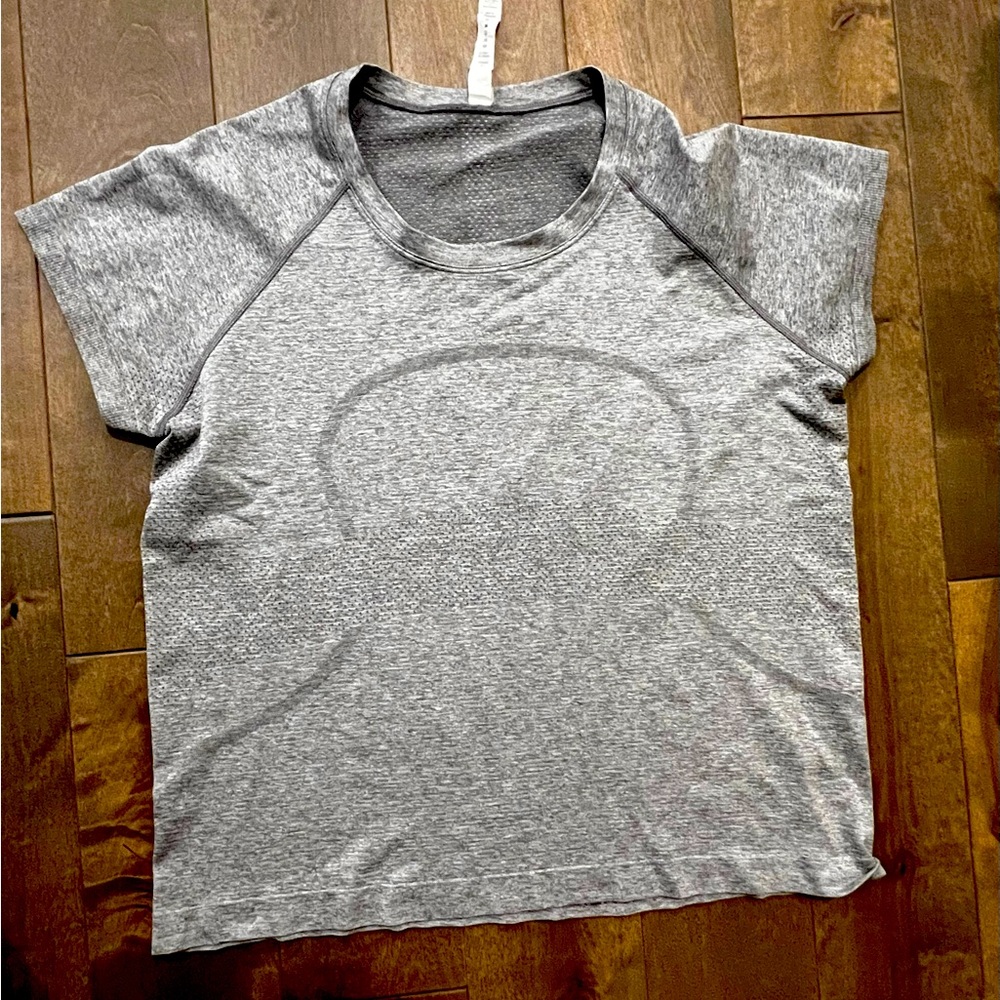 Lululemon Swiftly Tech Short-Sleeve Shirt 2.0
Hip Length, like new size 14